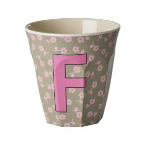 Buchstabenbecher von Rice mit Buchstabe F in Pink auf Khaki farbigem Hintergrund mit rosa Blumen