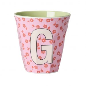 Rice Buchstabenbecher mit Buchstabe G in Beige auf Rosa Hintergrund mit roten Blumen