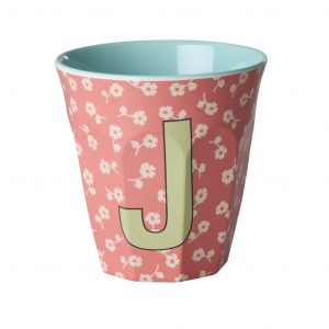 Buchstabenbecher von Rice mit Buchstabe J in grün auf Hintergrund in Korall mit Blumen in Beige