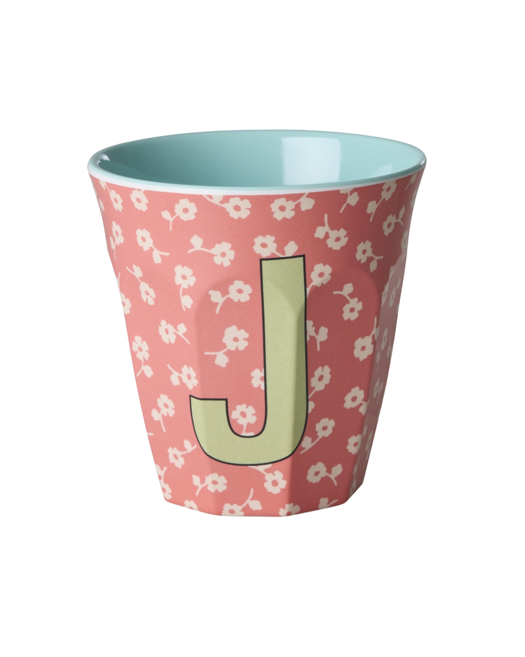 Buchstabenbecher von Rice mit Buchstabe J in grün auf Hintergrund in Korall mit Blumen in Beige