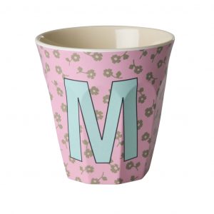 Buchstabenbecher Rice mit Buchstabe M in Mint auf Rosa Hintergrund mit Blumen Khaki