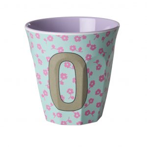 Buchstabenbecher von Rice mit Buchstabe O in Khaki auf hellblauem Hintergrund mit pinken Blumen