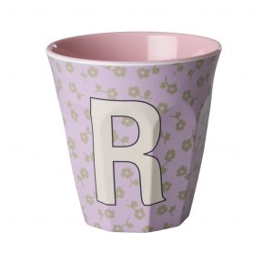 Buchstabenbecher von Rice mit Buchstabe R in Beige auf Flieder Hintergrund mit Blumen in Khaki