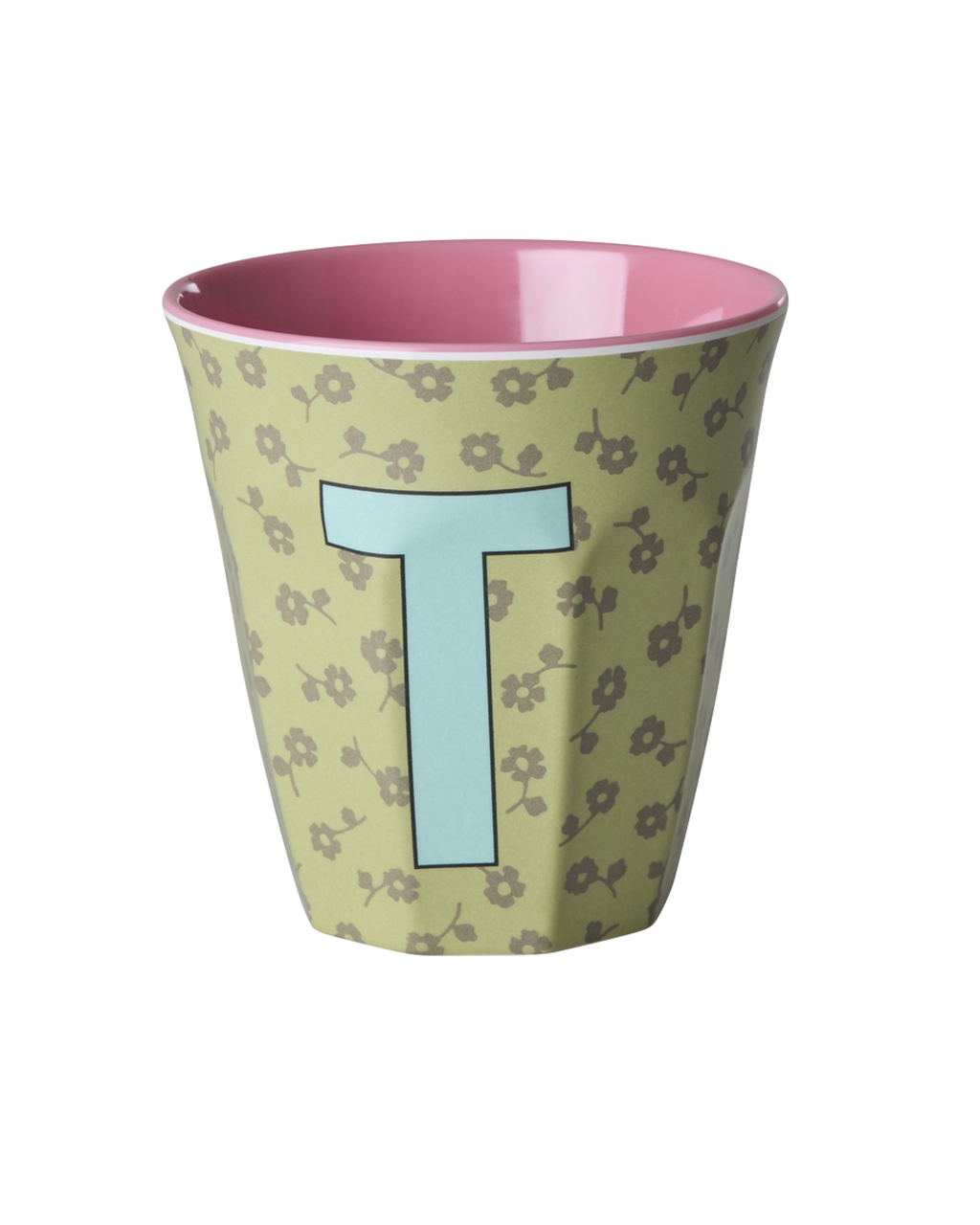Buchstabenbecher von Rice mit Buchstabe T in Hellblau auf hellgrünem Hintergrund mit Blumen in Khaki