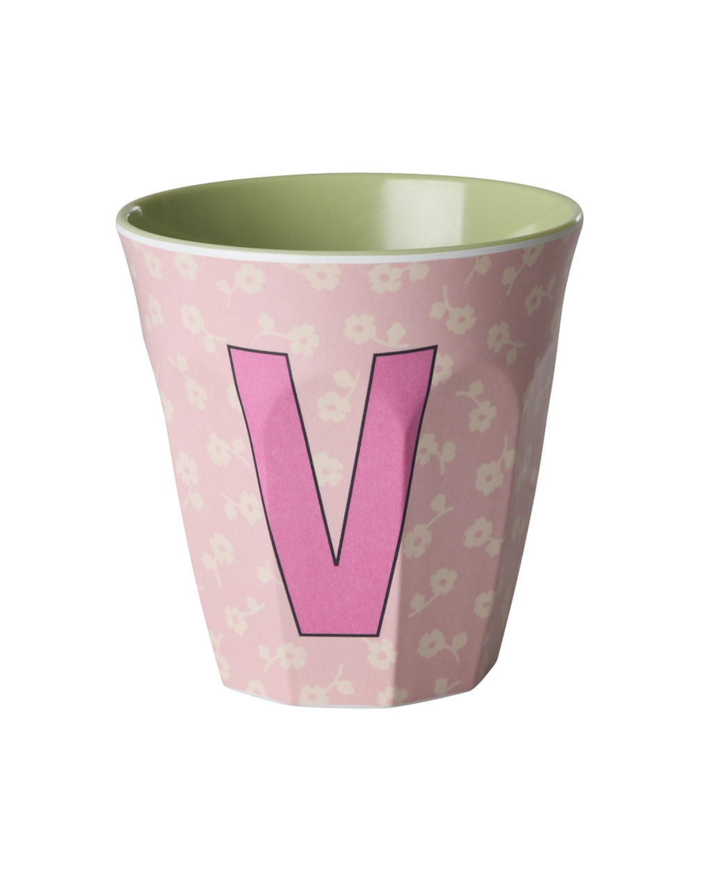 Rice Buchstabenbecher mit Buchstabe V in Pink auf rosa Hintergrund mit beigen Blumen