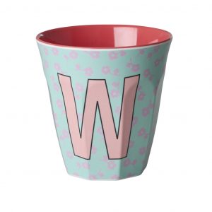 Buchstabenbecher von Rice mit Buchstabe W in Rosa auf Hellblauem Grund mit rosa Blumen