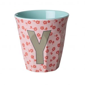 Buchstabenbecher von Rice mit Buchstaben Y in Grau auf rosa Hintergrund mit pinken Blumen