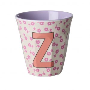 Buchstabenbecher von Rice mit Buchstabe Z in Koralle auf beigem Hintergrund mit pinken Blumen