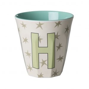 Buchstabenbecher von Rice in Beige mit grünem Buchstaben H und Sternen in Khaki