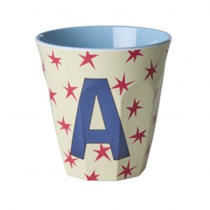 Rice Buchstabenbecher mit Buchstabe A in Dunkelblau auf beigem Hintergrund mit roten Sternen