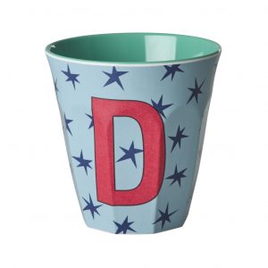 Rice Buchstabenbecher in hellblau mit Buchstabe D in Rot und Dunkelblauen Sternen