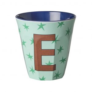 Rice Buchstabenbecher mit Buchstabe E in Braun auf mint farbigem Hintergrund mit türkisen Sternen