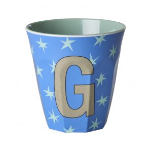 Rice Buchstabenbecher in Blau mit Buchstabe G in Khaki und hellblauen Sternen