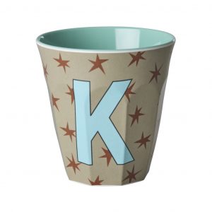 Rice Buchstabenbecher in Khaki mit Buchstabe K in Hellblau und Braunen Sternen