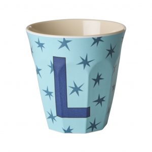 Buchstabenbecher Rice mit Buchstabe L in Dunkelblau und hellblauem Hintergrund mit blauen Sternen