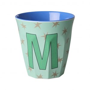 Rice Buchstabenbecher mit Buchstabe M in Türkis und Hintergrund in Mint mit beigen Sternen