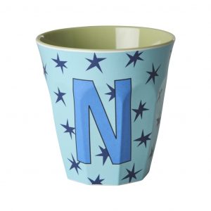 Buchstabenbecher von Rice in Hellblau mit Buchstabe N in Blau und Sternen in Dunkelblau