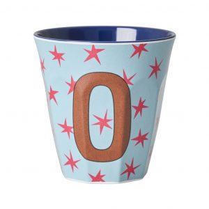 Rice Buchstabenbecher in Hellblau mit Buchstabe O in braun und roten Sternen