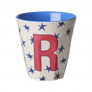 Buchstabenbecher von Rice in Beige mit Buchstabe R in Rot und dunkelblauen Sternen