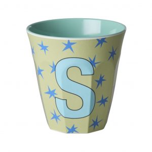 Rice Buchstabenbecher in Grün Mit Buchstabe S in Hellblau mit blauen Sternen