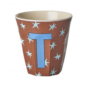 Buchstabenbecher von Rice in Braun mit Buchstabe T in Blau und hellblauen Sternen