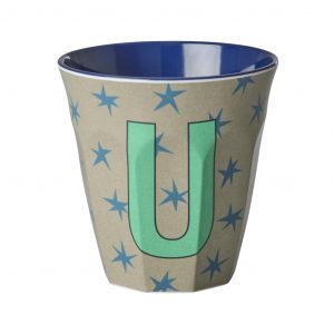 Buchstabenbecher von Rice in Khaki mit Buchstabe U in Grün mit blauen Sternen