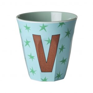Buchstabenbecher von Rice in hellblau mit Buchstabe V in Braun mit türkisen Sternen