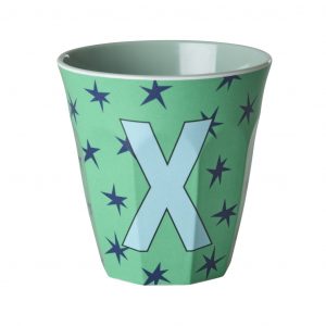 Buchstabenbecher von Rice in Grün mit Buchstabe X in Hellblau und Dunkelblauen Sternen