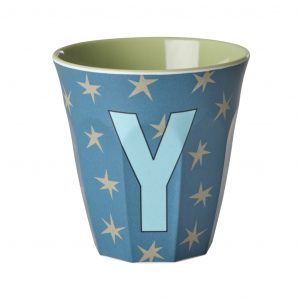 Buchstabenbecher von Rice in Blau mit Buchstabe Y in Hellblau und beigen Sternen