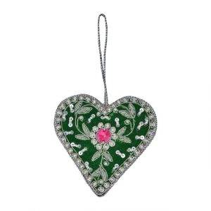 Christbaumschmuck grünes Samtherz mit Silberdetails und einer großen Pinken Perle in der Mitte von Rice