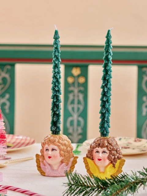 Kerzen in Tannenbaumform in Dunkelgrün von Rice im 2er Set in Kerzenständern in Engelform