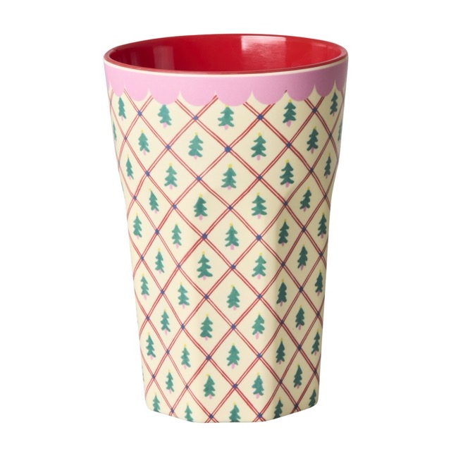 Großer Weihnachtsbecher von Rice in Beige mit Allover Tannenbaumprint in Grün mit Rosa Rand und Rot auf der Innenseite
