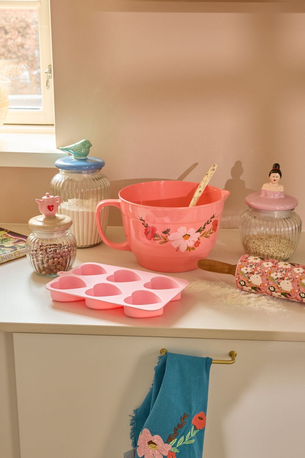 Keramiknudelholz von Rice in Pink mit Alison Flower Print zusammen mir der Alison Flower Print Backschüssel und der Herzen Muffinform aus Silikon von Rice