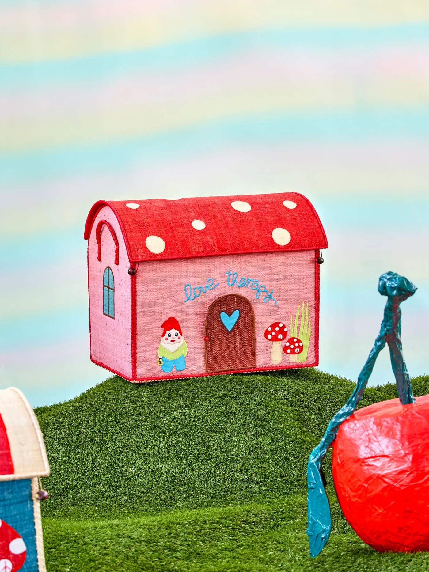 Großes Aufbewahrungshaus aus Raffia von Rice in Pink mit Tür, die geöffnet werden kann, Zwerg und Fliegenpilzen auf Wiese dekoriert