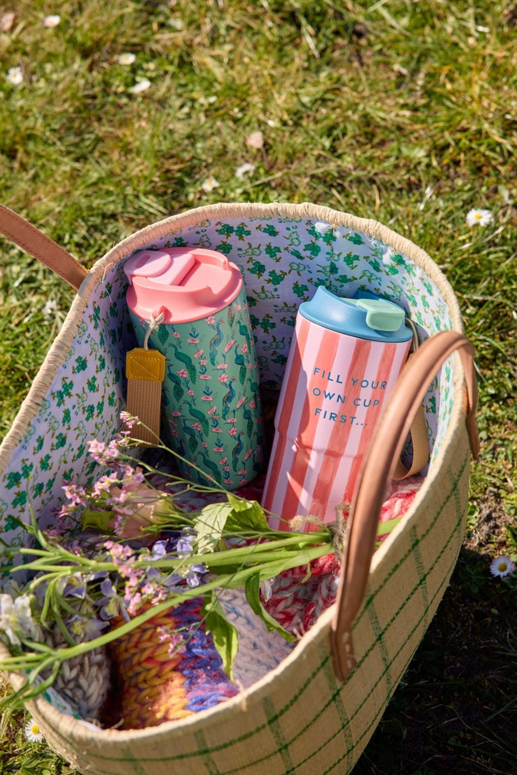 Thermosbecher von Rice in Orange-Rosa Organic Stripes Print mit blauem Deckel und Augfrschrift Fill Your Own Cup First