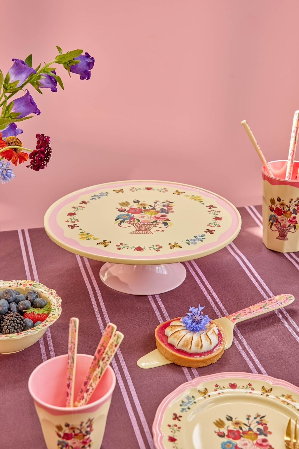 Entdecke die traumhafte Tortenplatte von Rice, die mit floralen Mustern von Nathalie Lété verziert ist