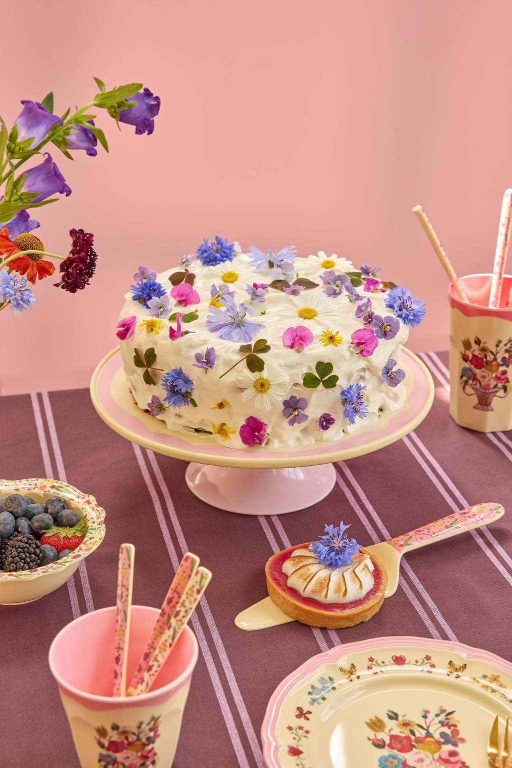 Entdecke die traumhafte Tortenplatte von Rice, die mit floralen Mustern von Nathalie Lété verziert ist