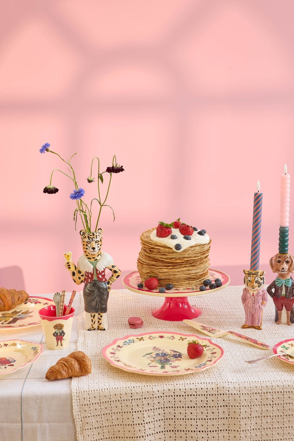 Tortenplatte in Rot und Beige mit Print von Nathalie Lété mit Leopardendame