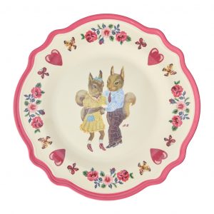Größer Teller von Rice in Rot und Beige mit Nathalie Lété Motiv mit Herzen und Eichhörnchen-Paar