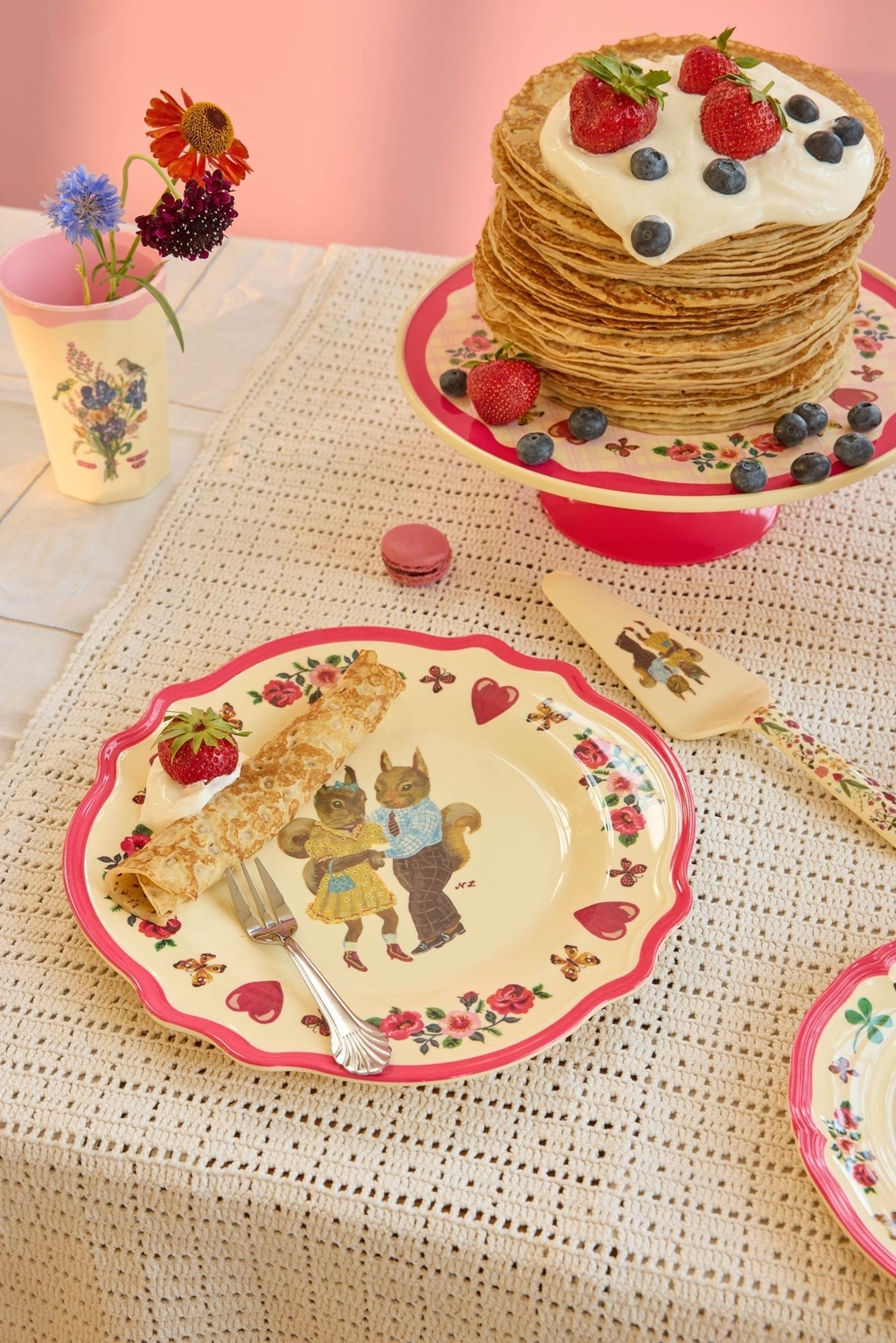 Größer Teller von Rice in Rot und Beige mit Nathalie Lété Motiv mit Herzen und Eichhörnchen-Paar dekoriert auf Tisch mit anderen Nathalie Lété Artikeln