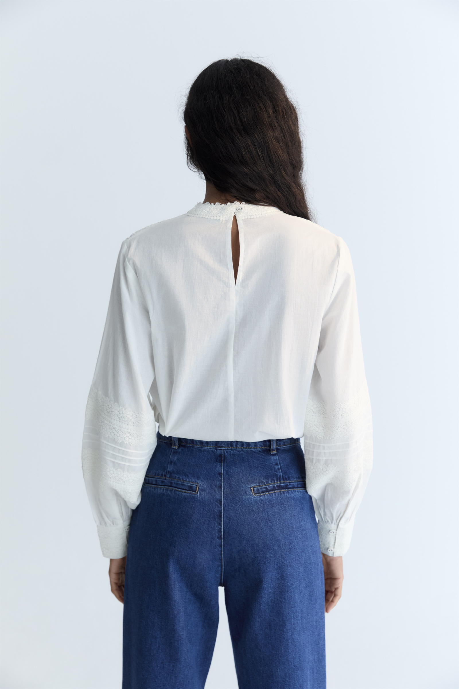 Weiße Bluse mit Spitzendetails von TNS