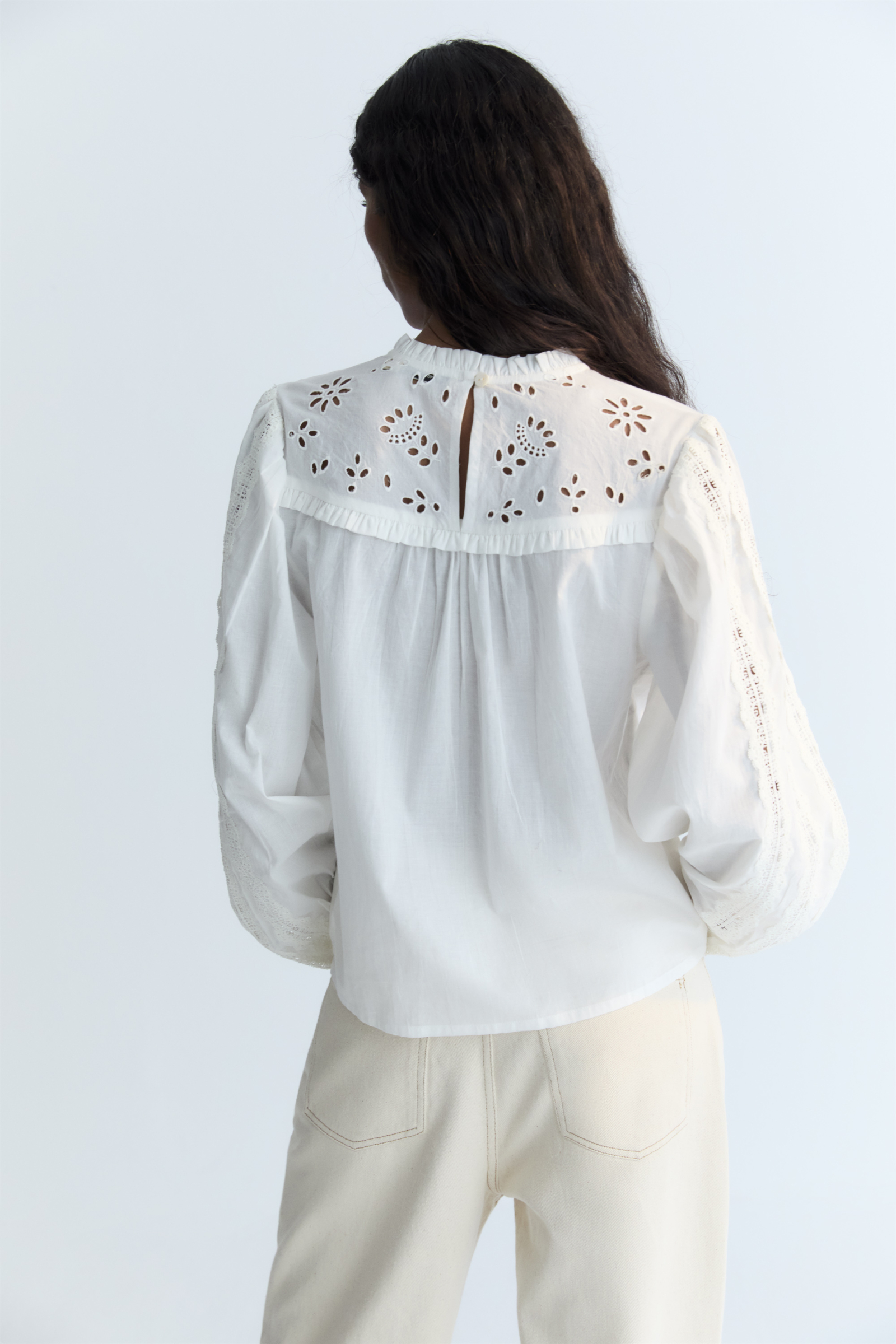 TNS Bluse mit Spitzendetails und leichten Ballonärmeln in weiß