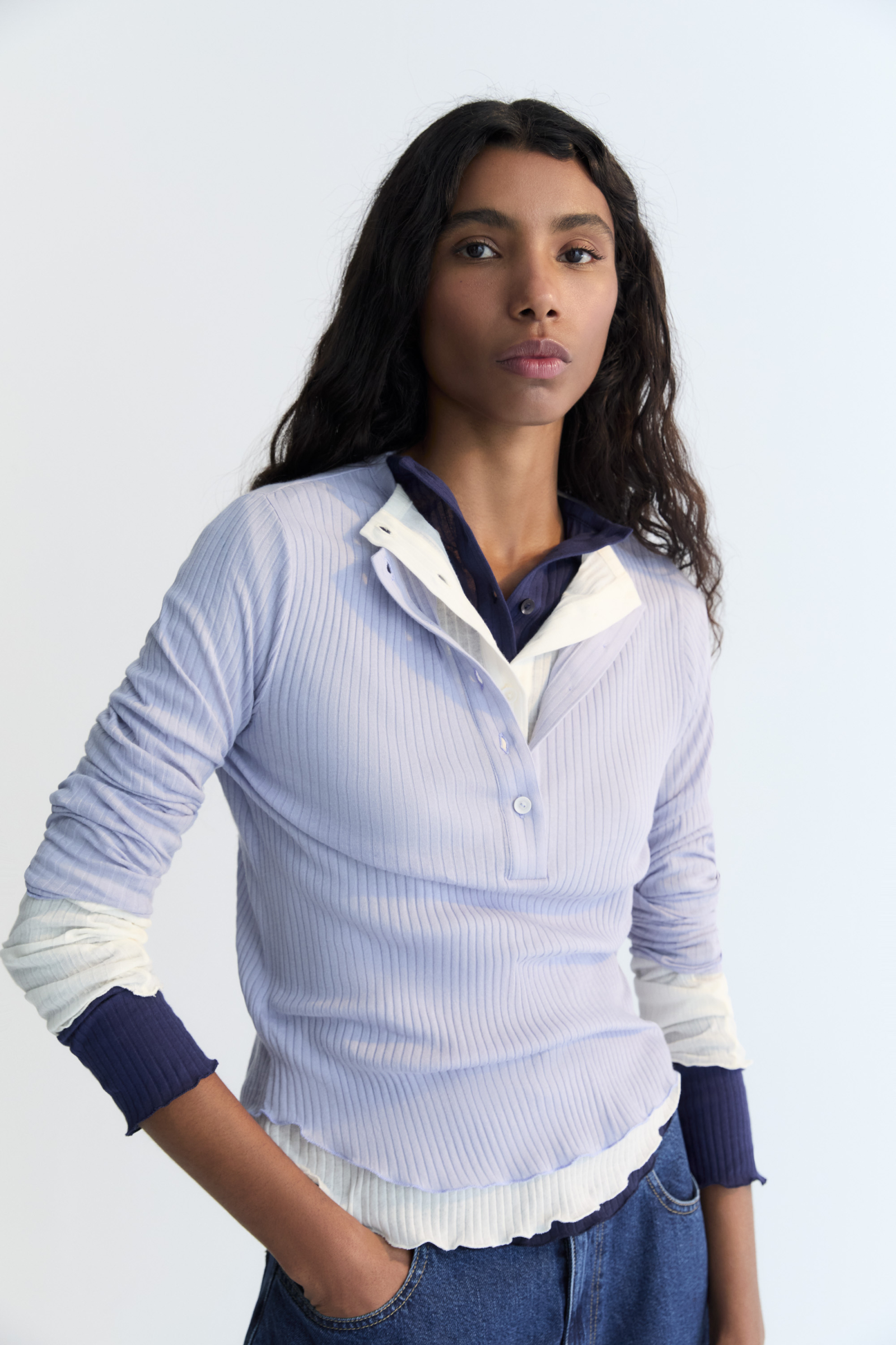 hellblaues Langarmshirt mit einer breiten Rippe und Knopfleiste