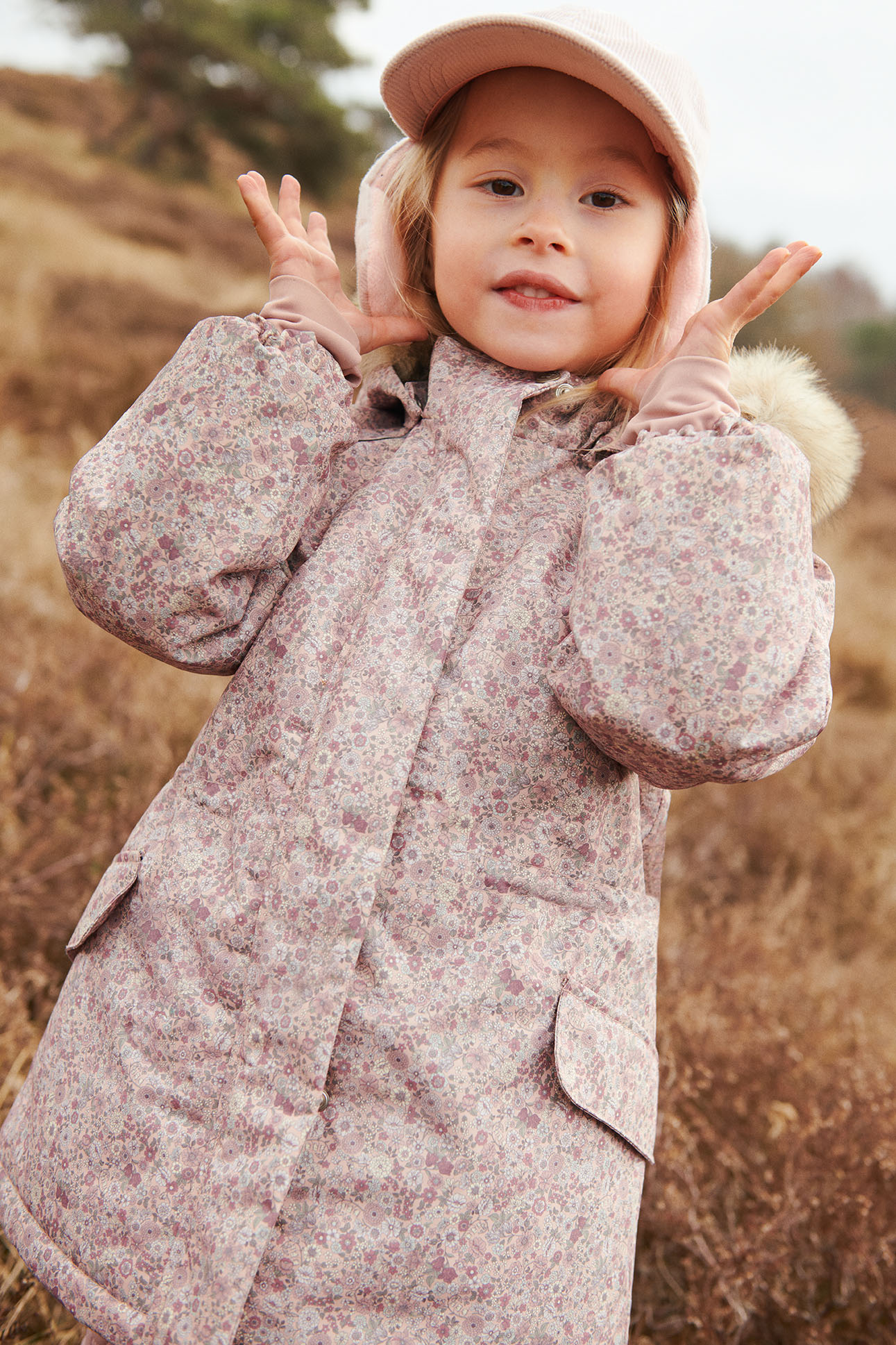 Mädchen Winterjacke mit Fellkragen in Hellrosa mit Streublumenmuster Ton in Ton