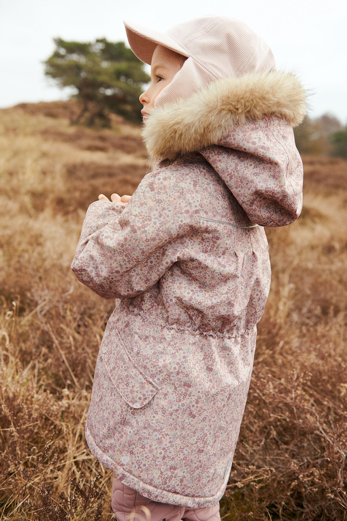 Mädchen Winterjacke mit Fellkragen in Hellrosa mit Streublumenmuster Ton in Ton