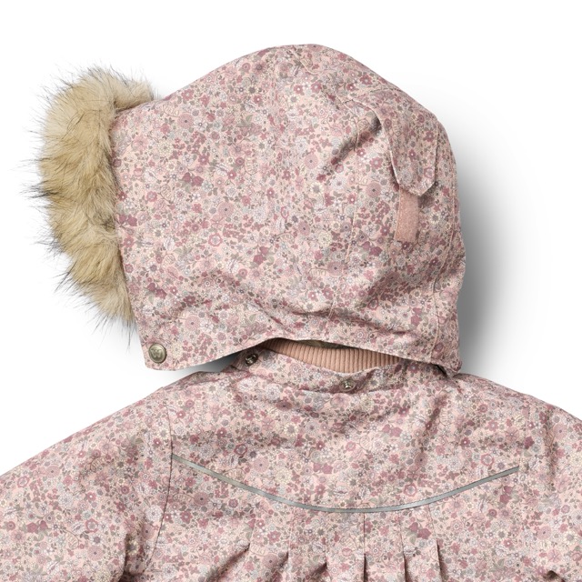 Mädchen Winterjacke mit Fellkragen in Hellrosa mit Streublumenmuster Ton in Ton (Detail abnehmbare Kapuze)
