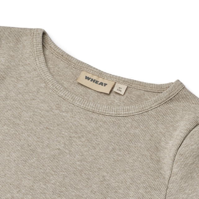 Beige Meliertes Longsleeve mit Rundhalsausschnitt und gewelltem Saum (Detailansicht Kragen)