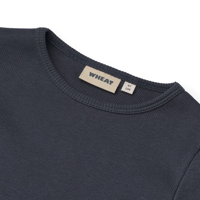 Navy Longsleeve mit Rundhalsausschnitt und gewelltem Saum von Wheat (Kragen Detail)
