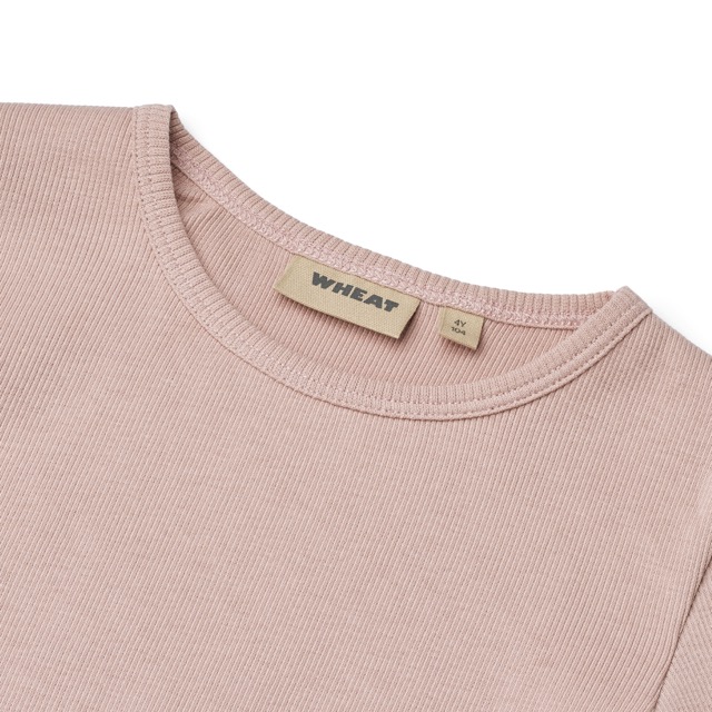 Rosa Longsleeve mit Rundhalsausschnitt und gewelltem Saum von Wheat (Kragendetail)
