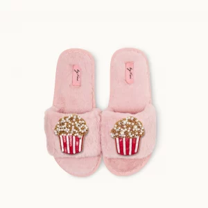 Slipper in Rosa mit Broschen in Form von rot weiß gestreiften Popcorntüten von By Vivi